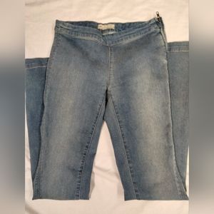 Stretchy free people jeans, side zipper and open bottom legs